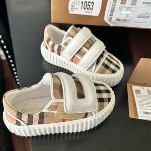 Kids Burberry size 25 beige Velcro sneakers